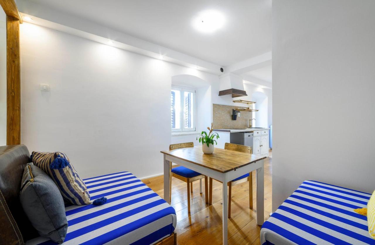 On The Rock Apartments Шибеник Екстер'єр фото